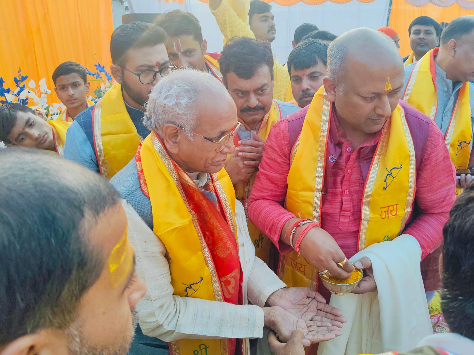 आजू तिलक चढ़े रघु नन्दन की ...... मंगलगीतों के साथ प्रभु श्रीराम के तिलक का लोकाचार संपन्न आजू तिलक चढ़े रघु नन्दन की ...... मंगलगीतों के साथ प्रभु श्रीराम के तिलक का लोकाचार संपन्न