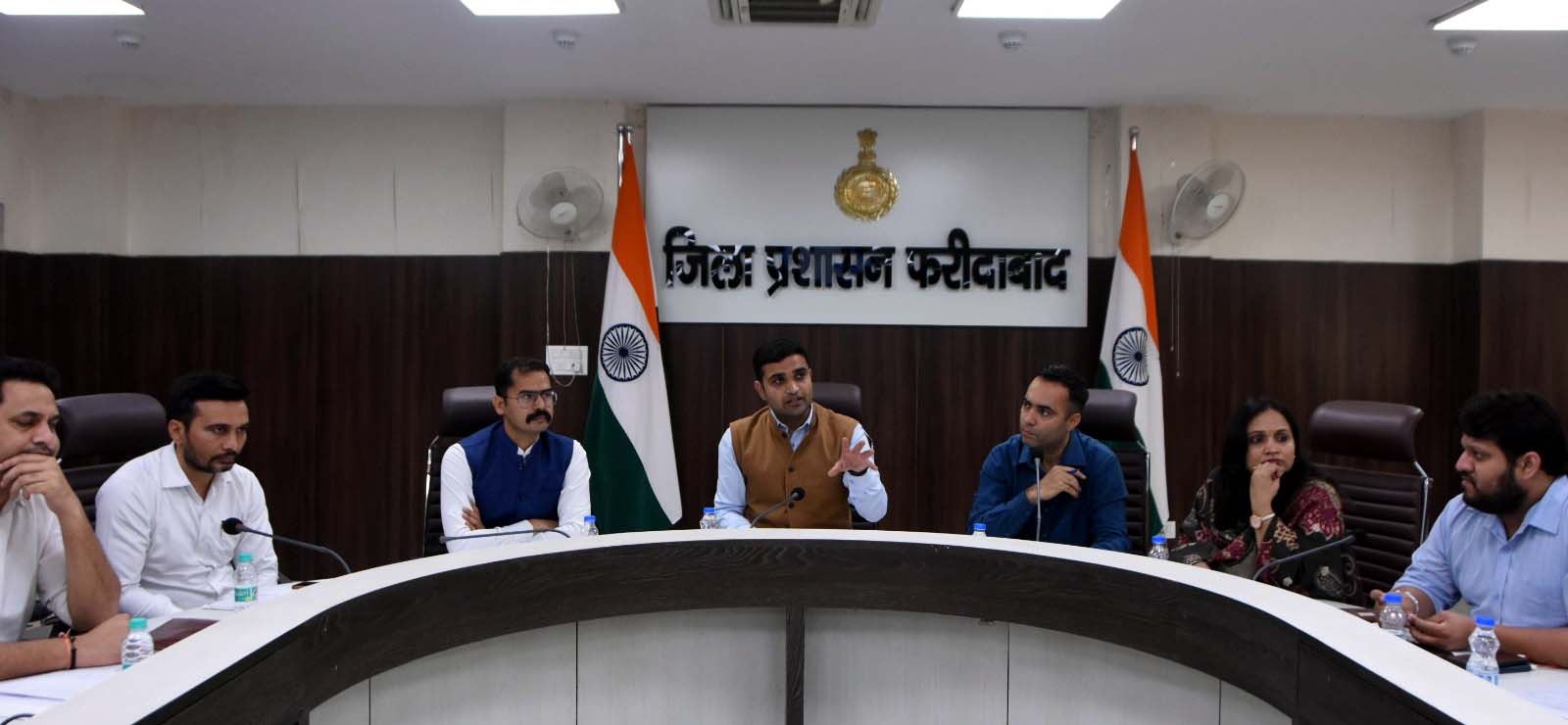 जिला उपायुक्त विक्रम सिंह अवैध खनन को लेकर अधिकारियों की बैठक लेते हुए जिला उपायुक्त विक्रम सिंह अवैध खनन को लेकर अधिकारियों की बैठक लेते हुए