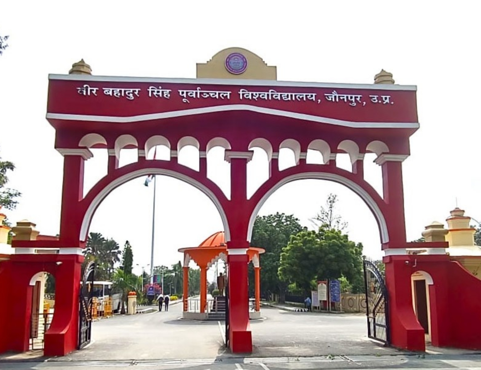 पुर्वांचल विश्वविद्यालय के बाथरूम व रूमों में खुफिया कैमरे होने का छात्राओं ने लगाया आरोप, किया हंगामा पुर्वांचल विश्वविद्यालय के बाथरूम व रूमों में खुफिया कैमरे होने का छात्राओं ने लगाया आरोप, किया हंगामा