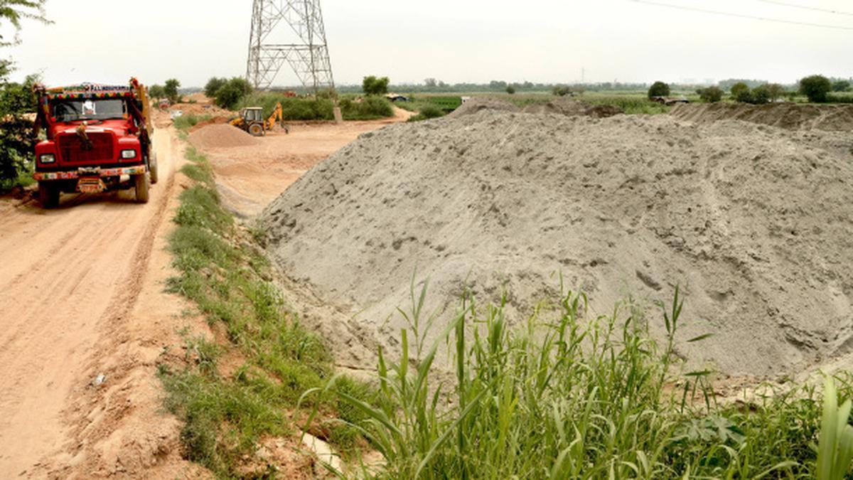 Palwal: Sand thieves attacked a government team, 3 tractor-trolleys filled with sand were freed