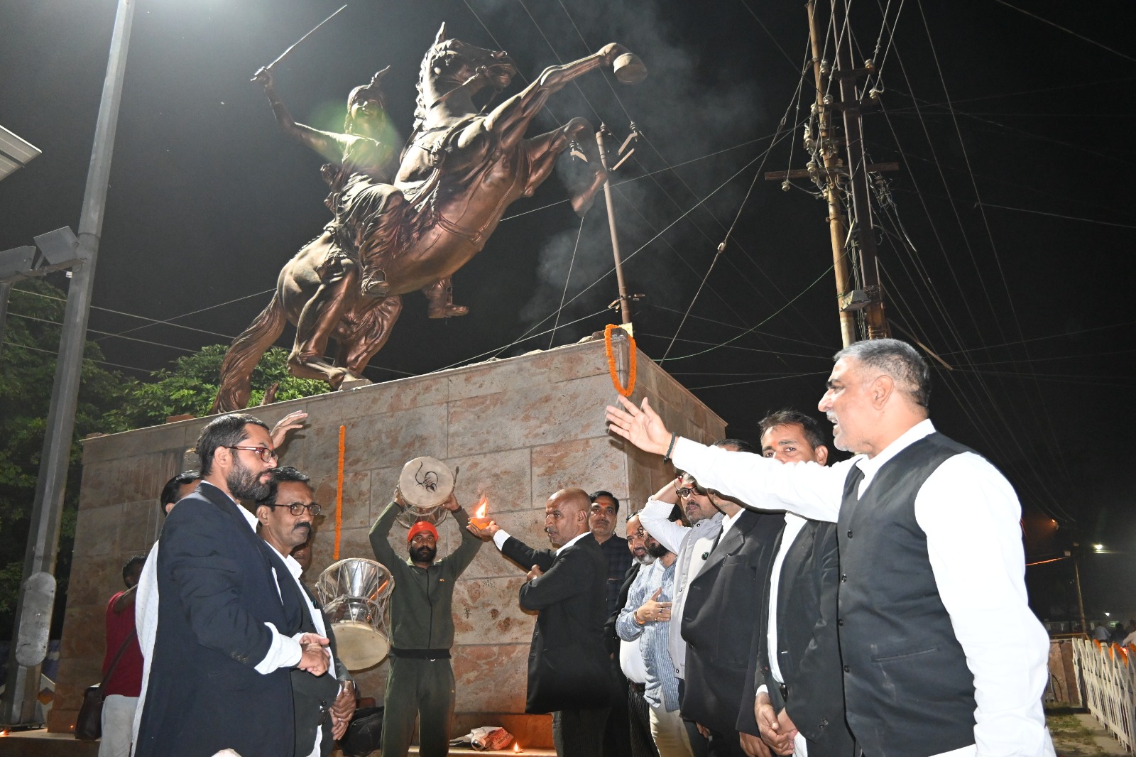 महारानी के प्रतिमा की आरती उतारते अधिवक्ता: फोटो बच्चा गुप्ता महारानी के प्रतिमा की आरती उतारते अधिवक्ता: फोटो बच्चा गुप्ता