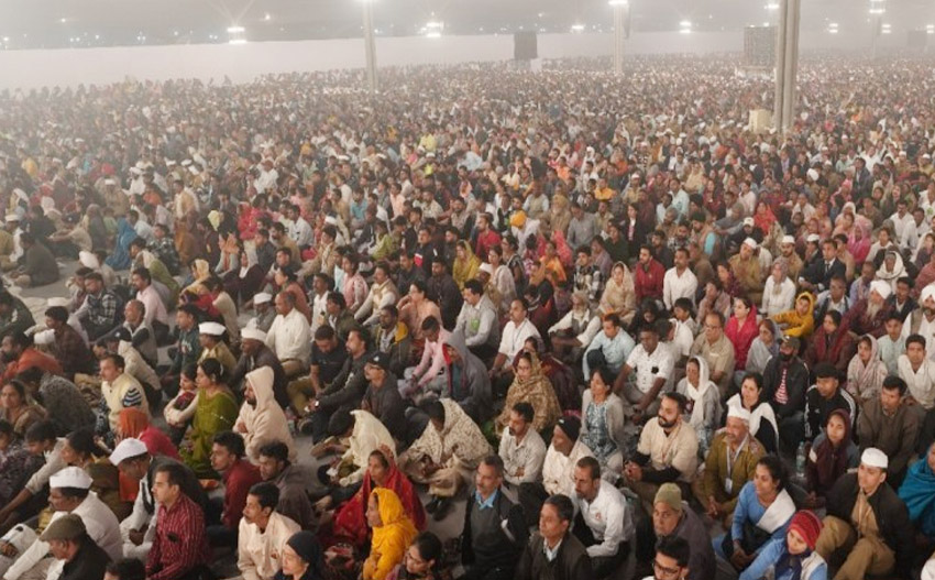 निरंकारी संत समागम में प्रवचन सुनते हुए श्रद्धालु निरंकारी संत समागम में प्रवचन सुनते हुए श्रद्धालु