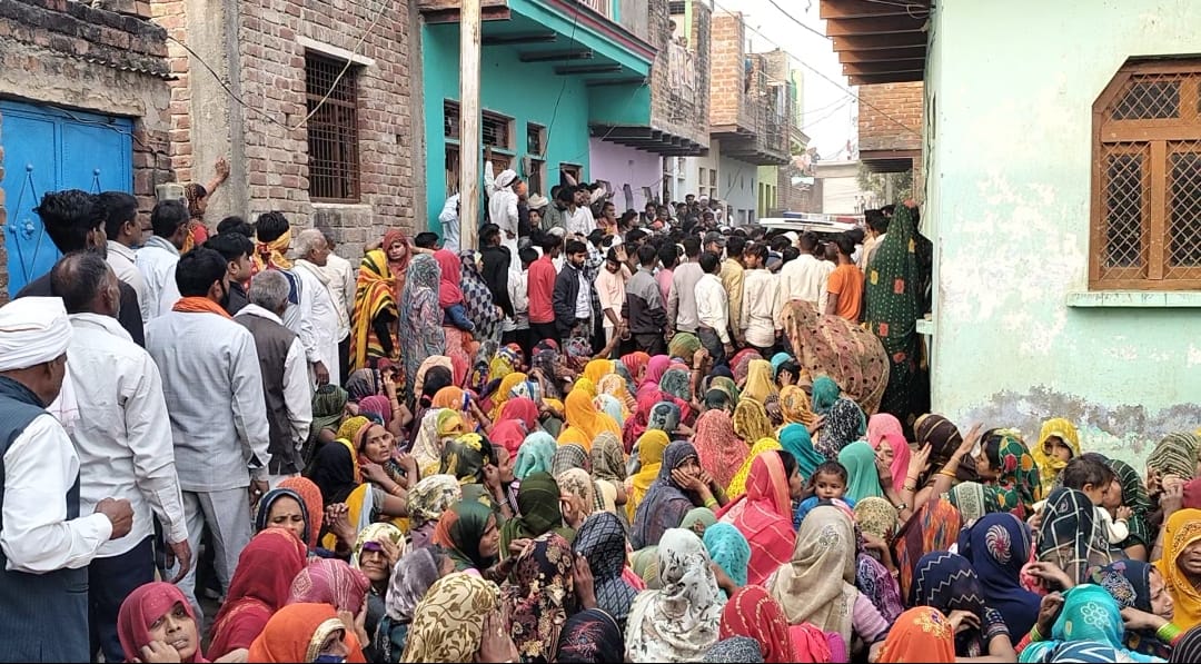 शोक संतृप्त परिवार के घर पर एकत्रित भीड़ शोक संतृप्त परिवार के घर पर एकत्रित भीड़