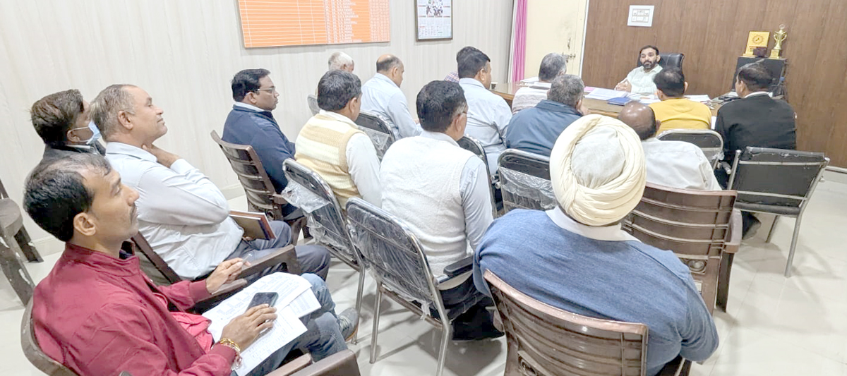 अपने अधीनस्थ अधिकारियों व कर्मचारियों की बैठक लेते हुए कार्यकारी अभियंता हेमंत कुमार। अपने अधीनस्थ अधिकारियों व कर्मचारियों की बैठक लेते हुए कार्यकारी अभियंता हेमंत कुमार।