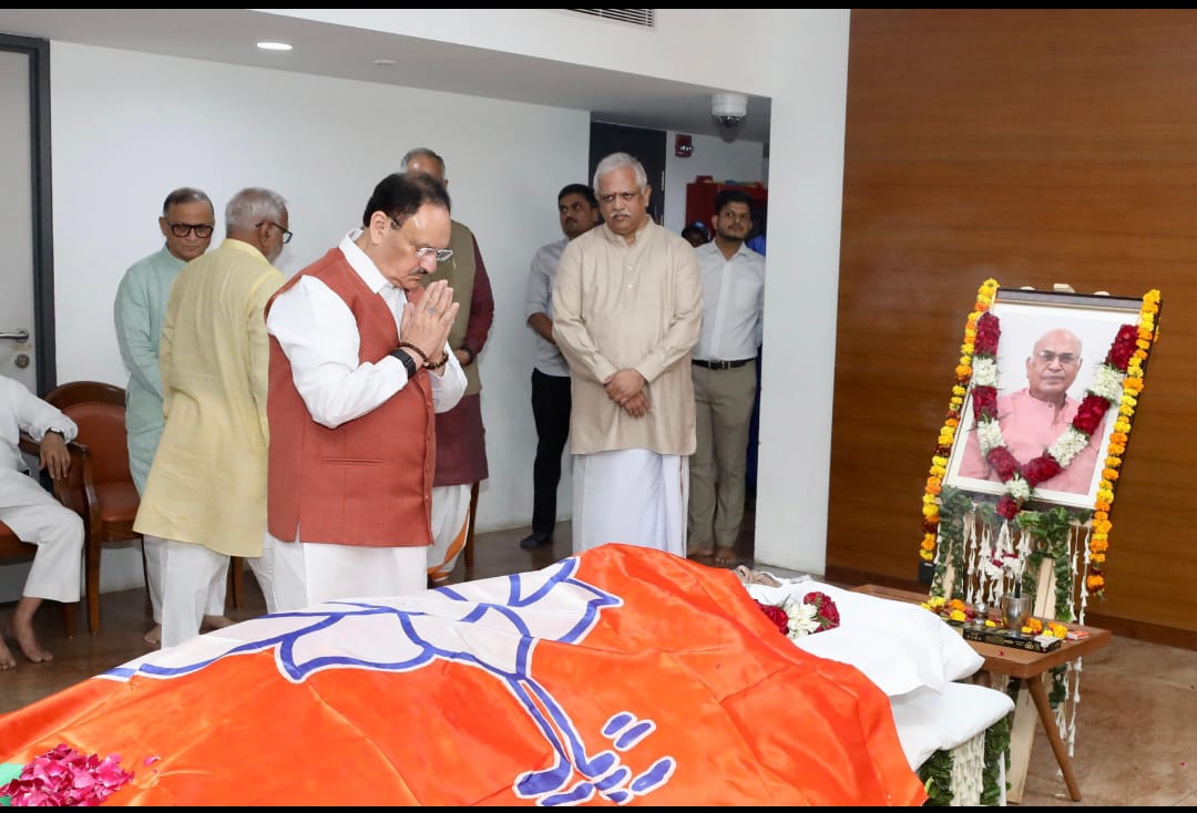 राष्ट्रीय स्वयंसेवक संघ के वरिष्ठ प्रचारक प्रद्युम्न कुमार के पार्थिव शरीर को भावपूर्ण श्रद्धांजलि देते हुए भाजपा अधअयक्ष जेपी नड्डा राष्ट्रीय स्वयंसेवक संघ के वरिष्ठ प्रचारक प्रद्युम्न कुमार के पार्थिव शरीर को भावपूर्ण श्रद्धांजलि देते हुए भाजपा अधअयक्ष जेपी नड्डा