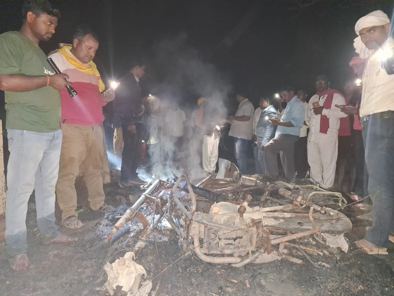 रिहायशी छप्पर में लगी आग,गर्म होकर फटा सिलेंडर बाप बेटी झुलसे रिहायशी छप्पर में लगी आग,गर्म होकर फटा सिलेंडर बाप बेटी झुलसे