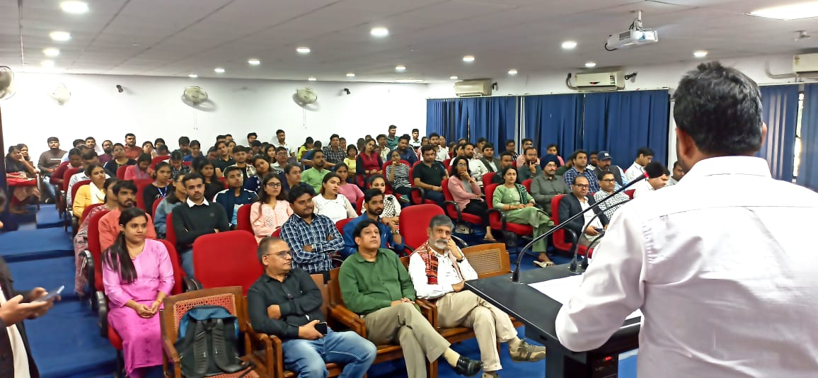 लखनऊ विवि में व्याख्यान देते हुए वक्ता लखनऊ विवि में व्याख्यान देते हुए वक्ता