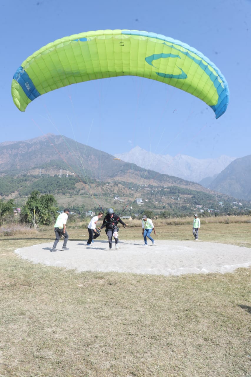 एक्यूरेसी पैराग्लाइडिंग कप के दौरान लैंडिंग पॉइंट पर उतरता पायलट। एक्यूरेसी पैराग्लाइडिंग कप के दौरान लैंडिंग पॉइंट पर उतरता पायलट।