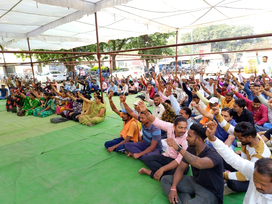 प्लेसमेंट कर्मचारी अपनी मांगों को लेकर हड़ताल पर बैठे। प्लेसमेंट कर्मचारी अपनी मांगों को लेकर हड़ताल पर बैठे।