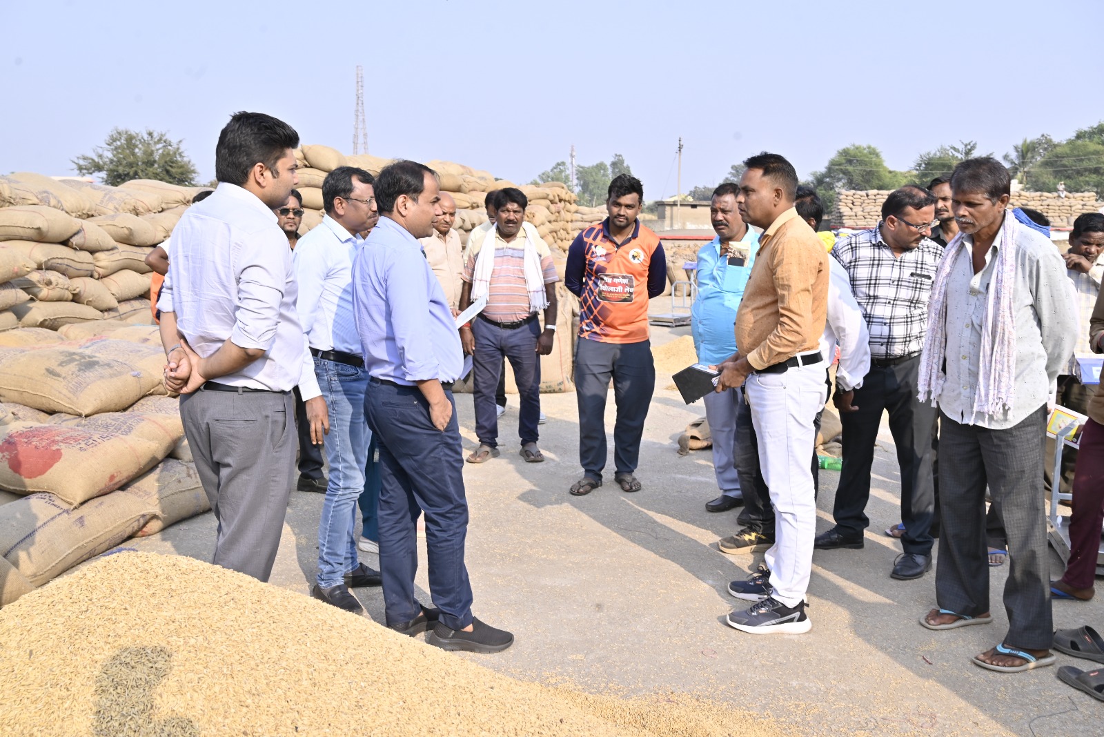 कलेक्टर डाॅ. गौरव सिंह धान खरीद केंद्र निरीक्षण करते हुए कलेक्टर डाॅ. गौरव सिंह धान खरीद केंद्र निरीक्षण करते हुए