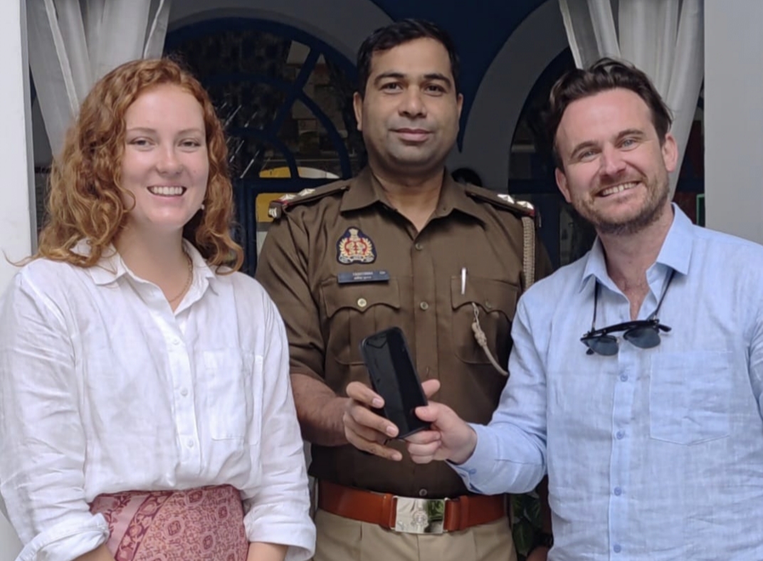ऑस्ट्रेलियन दंपत्ति को मोबाइल सौंपते थाना प्रभारी अमित कुमार ऑस्ट्रेलियन दंपत्ति को मोबाइल सौंपते थाना प्रभारी अमित कुमार
