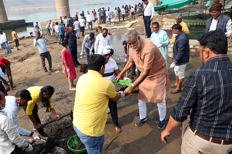 मंत्री प्रहलाद सिंह पटेल ने स्वच्छता के लिए श्रमदान किया मंत्री प्रहलाद सिंह पटेल ने स्वच्छता के लिए श्रमदान किया