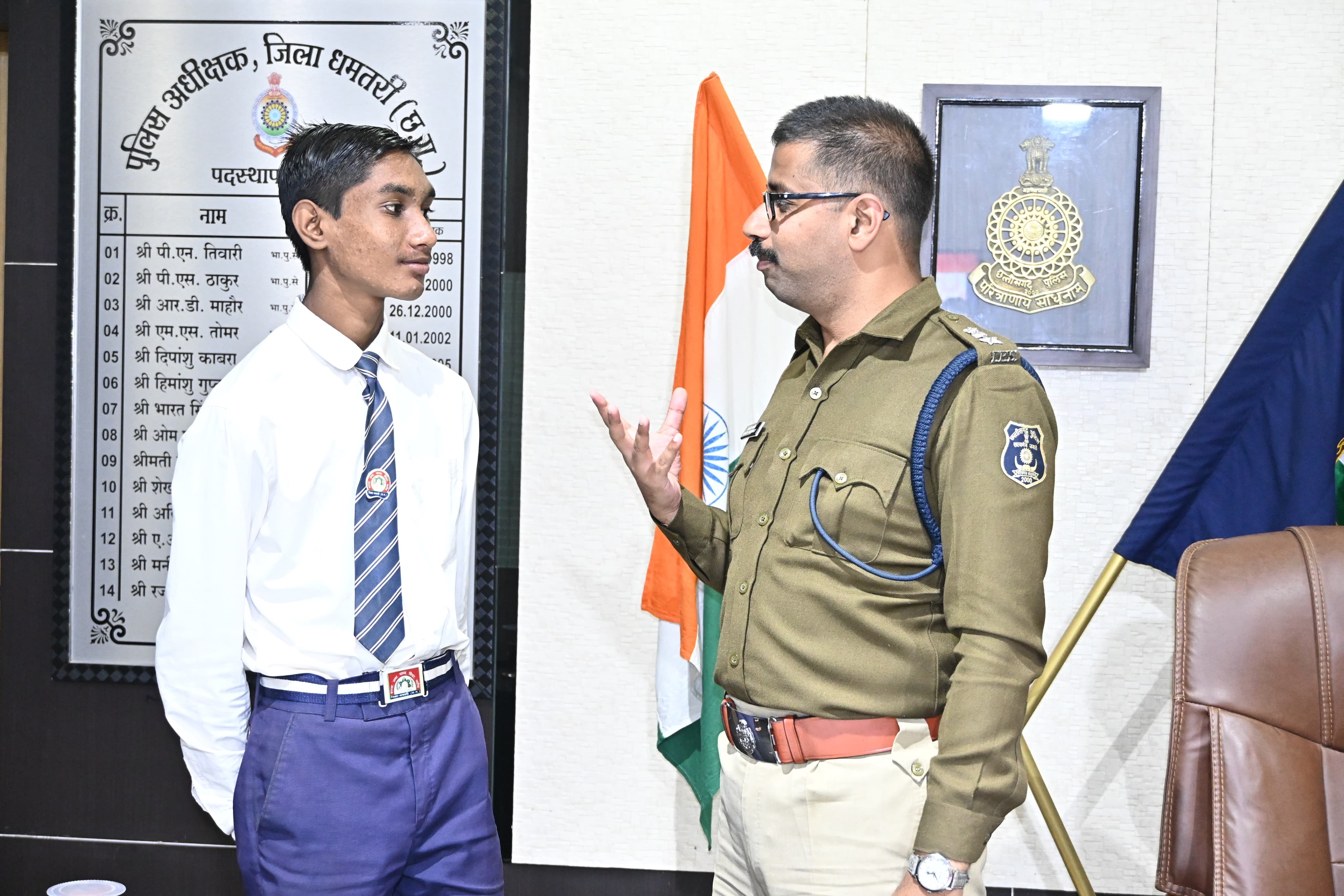 एसपी आंजनेय वार्ष्णेय के साथ चर्चा करते हुए शेडो एसपी मरौद के मोहनीश कुमार जांगड़े। एसपी आंजनेय वार्ष्णेय के साथ चर्चा करते हुए शेडो एसपी मरौद के मोहनीश कुमार जांगड़े।