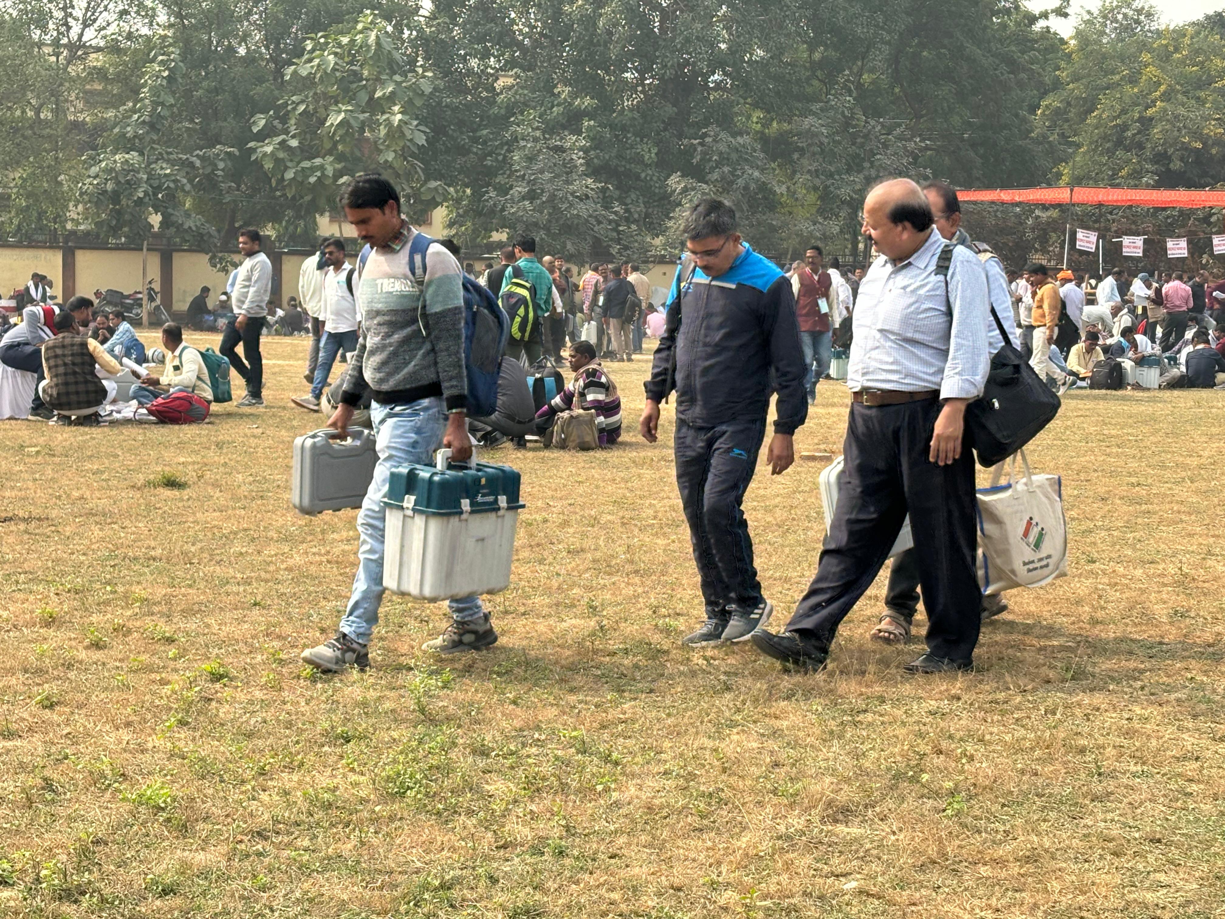 राजकीय पॉलिटेक्निक कालेज बथुआ से रवाना होती पोलिंग पार्टी।