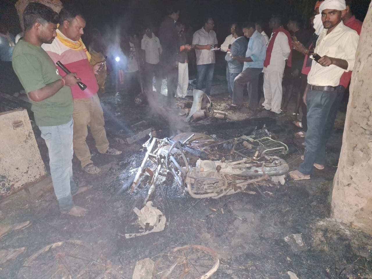 रिहायशी छप्पर में लगी आग,गर्म होकर फटा सिलेंडर बाप बेटी झुलसे रिहायशी छप्पर में लगी आग,गर्म होकर फटा सिलेंडर बाप बेटी झुलसे