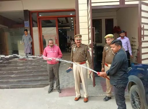 निरीक्षण करते हुए अग्निशमन अधिकारी निरीक्षण करते हुए अग्निशमन अधिकारी
