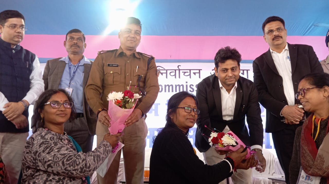 डीसी चंदन कुमार ने मतदान कर्मी को दिया गुलदस्ता डीसी चंदन कुमार ने मतदान कर्मी को दिया गुलदस्ता