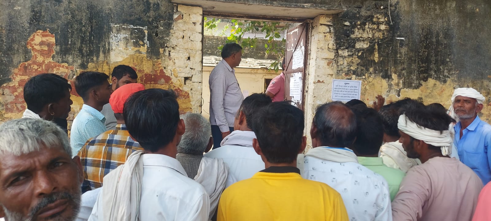 खाद वितरण केन्द्र पर नाराज किसानो ंकी भीड़ खाद वितरण केन्द्र पर नाराज किसानो ंकी भीड़