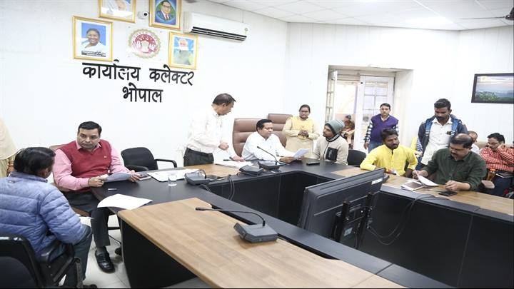 जनसुनवाई में अधिकारियों ने सुनी आवेदकों की समस्याएं जनसुनवाई में अधिकारियों ने सुनी आवेदकों की समस्याएं