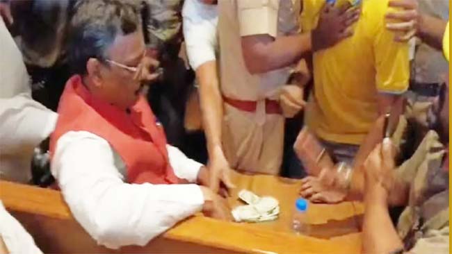 विरार के विवांता होटल में 10 लाख रुपये बरामद, जांच जारी विरार के विवांता होटल में 10 लाख रुपये बरामद, जांच जारी