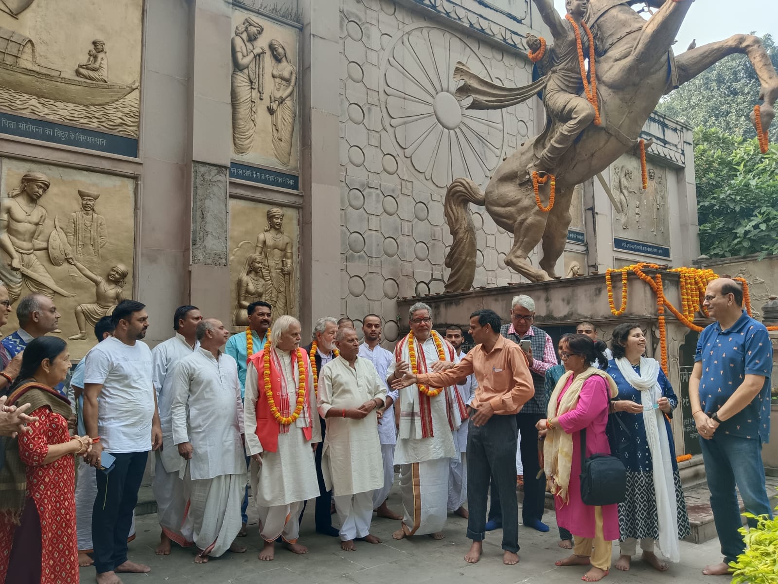 रानी लक्ष्मीबाई के जन्मस्थली पर जुटे लोग: फोटो बच्चा गुप्ता रानी लक्ष्मीबाई के जन्मस्थली पर जुटे लोग: फोटो बच्चा गुप्ता