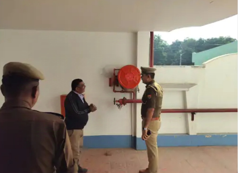 निरीक्षण करते हुए अग्निशमन अधिकारी निरीक्षण करते हुए अग्निशमन अधिकारी