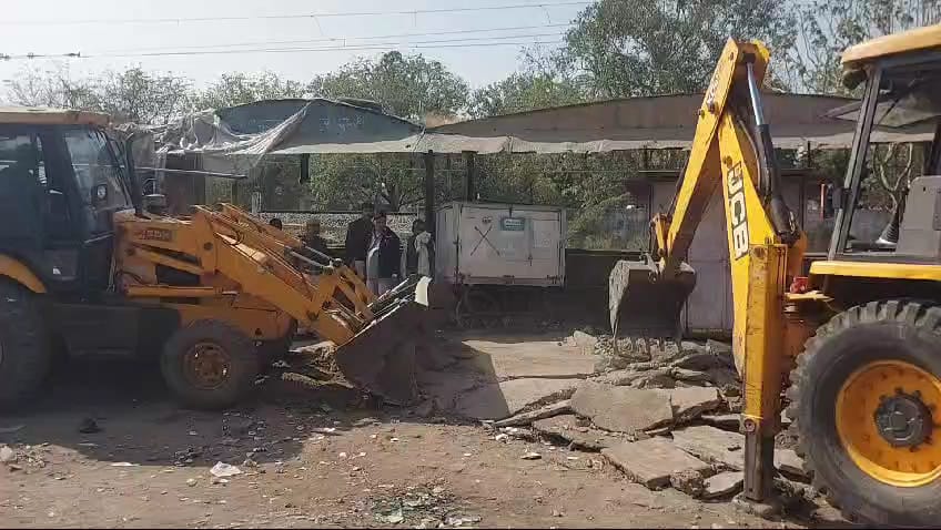 भीलवाड़ा में अतिक्रमण हटाने की कार्रवाई शुरू, अजमेर चैराहा से आरजिया चैराहा तक चल रही मुहिम 1 भीलवाड़ा में अतिक्रमण हटाने की कार्रवाई शुरू, अजमेर चैराहा से आरजिया चैराहा तक चल रही मुहिम 1