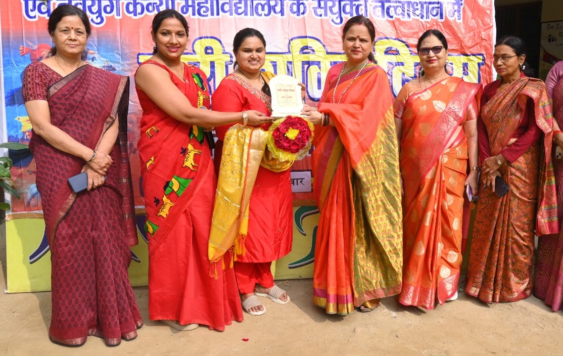 प्राचार्य प्रोफेसर मंजुला ने दिया सर्टिफिकेट फोटो प्राचार्य प्रोफेसर मंजुला ने दिया सर्टिफिकेट फोटो