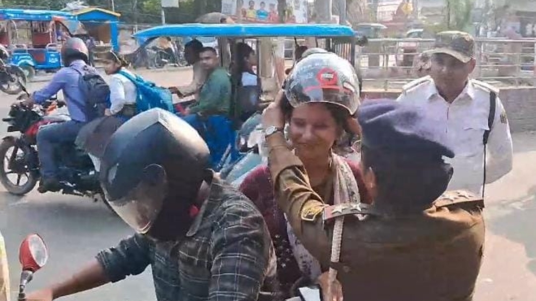 हेलमेट देते यातायात पुलिस हेलमेट देते यातायात पुलिस