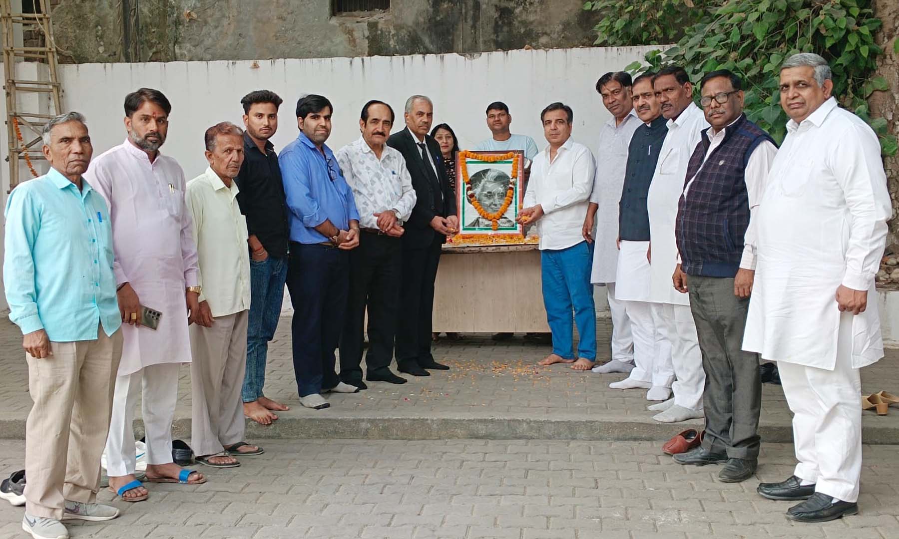 फोटो नंबर-02: कमान सराय स्थित कांग्रेस भवन में वरिष्ठ नेता पंकज डावर के नेतृत्व में पूर्व प्रधानमंत्री स्वर्गीय इंदिरा गांधी जी को श्रद्धांजलि देते कांग्रेस नेता, कार्यकर्ता। फोटो नंबर-02: कमान सराय स्थित कांग्रेस भवन में वरिष्ठ नेता पंकज डावर के नेतृत्व में पूर्व प्रधानमंत्री स्वर्गीय इंदिरा गांधी जी को श्रद्धांजलि देते कांग्रेस नेता, कार्यकर्ता।