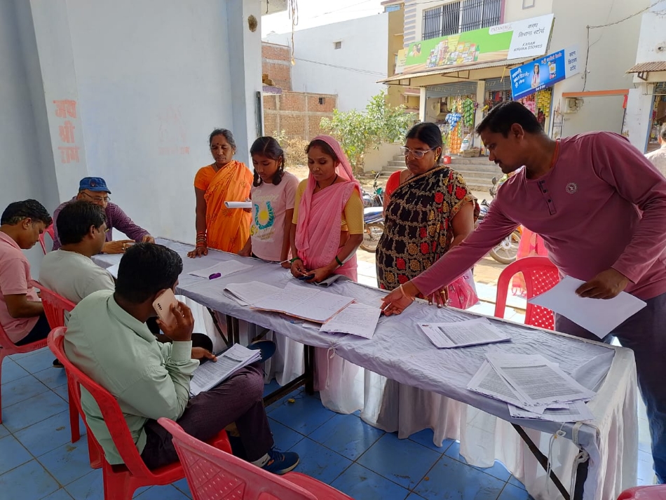 महात्मा गांधी वार्ड में आवास शिविर में हितग्राही फार्म जमा करते हुए। महात्मा गांधी वार्ड में आवास शिविर में हितग्राही फार्म जमा करते हुए।