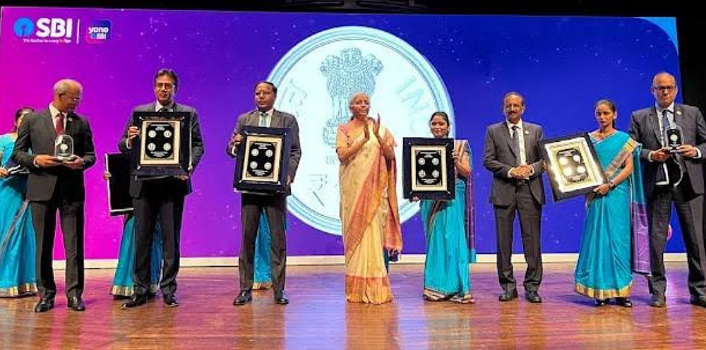एस.बी. आई. मुंबई मुख्य शाखा भवन के शताब्दी वर्ष पर जारी हुए 100 रुपए के स्मारक सिक्का का वजन 35 ग्राम, 4 धातुओं के मिश्रण से बना एस.बी. आई. मुंबई मुख्य शाखा भवन के शताब्दी वर्ष पर जारी हुए 100 रुपए के स्मारक सिक्का का वजन 35 ग्राम, 4 धातुओं के मिश्रण से बना