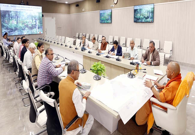 नाइट सफारी योजना की समीक्षा बैठक करते मुख्यमंत्री योगी नाइट सफारी योजना की समीक्षा बैठक करते मुख्यमंत्री योगी