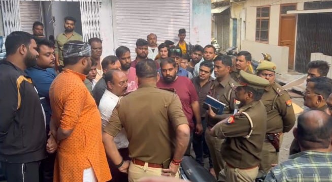 अंतिम संस्कार की तैयारी के बीच पहुंची पुलिस अंतिम संस्कार की तैयारी के बीच पहुंची पुलिस