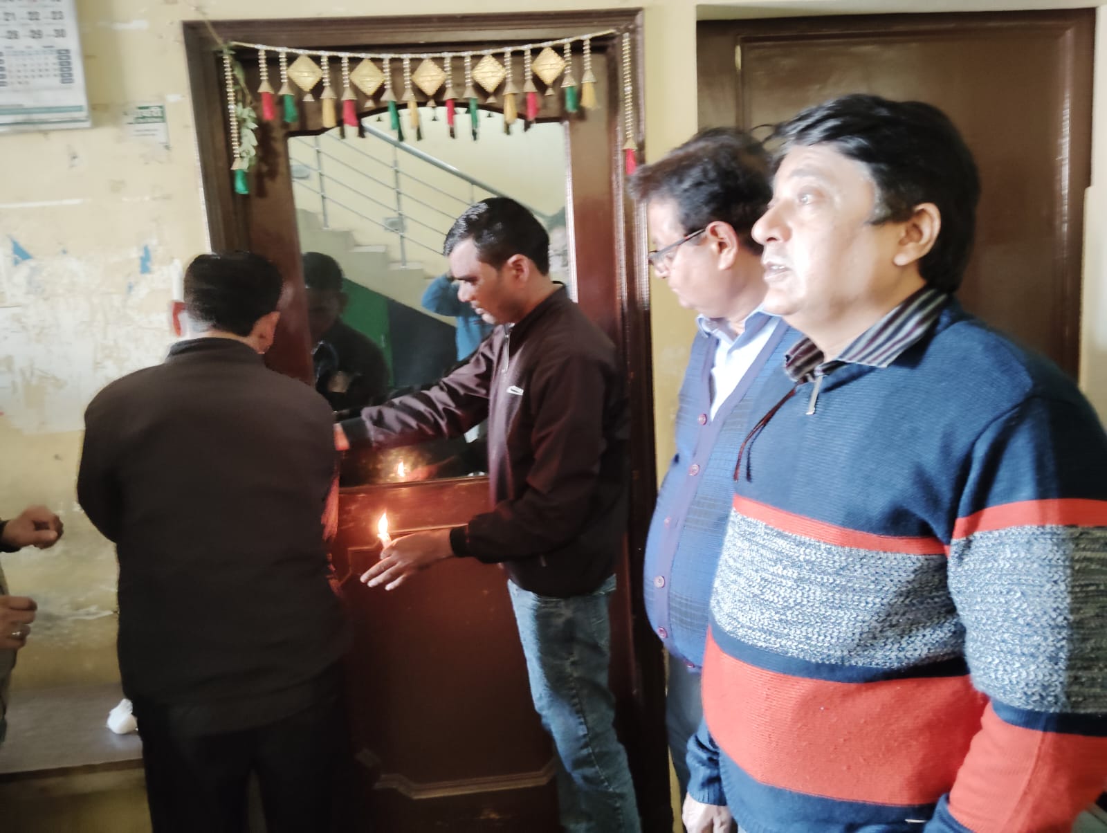 सील लगाते स्वास्थ्य विभाग के अधिकारी सील लगाते स्वास्थ्य विभाग के अधिकारी