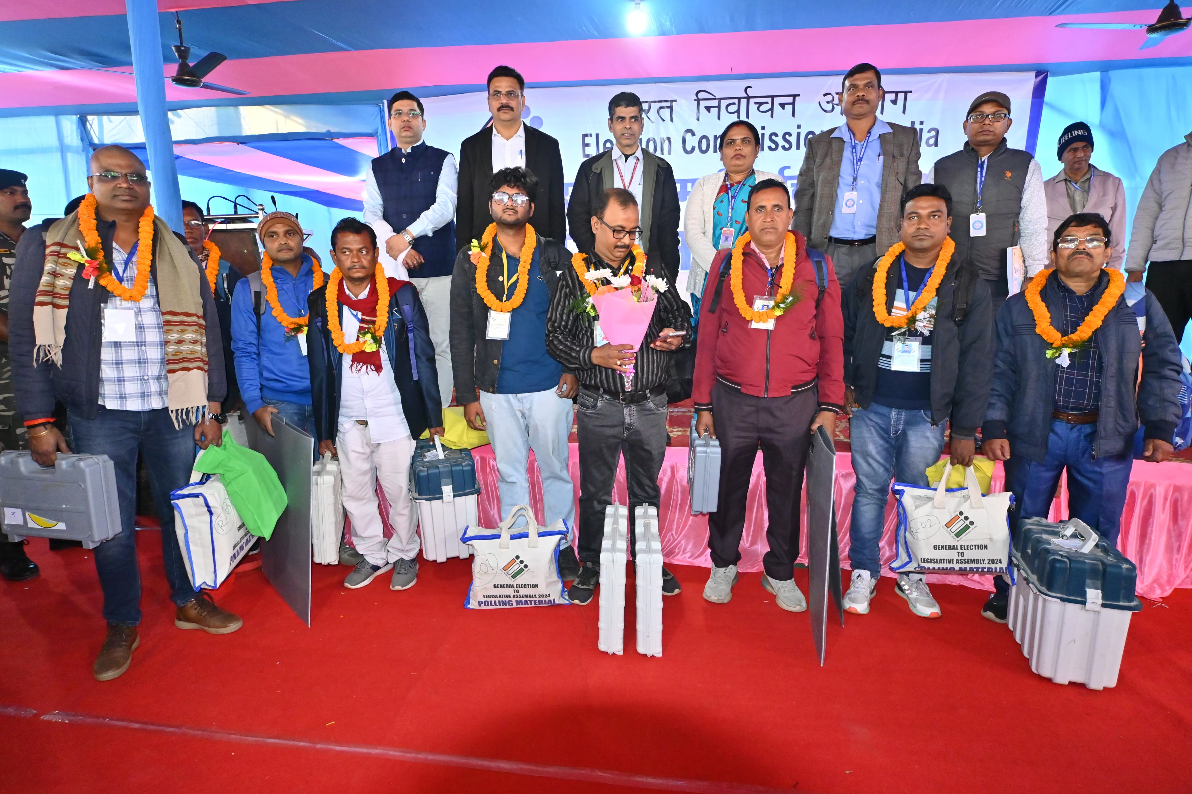 अधिकारियों ने मतदान कर्मियों का बढ़ाया उत्साह अधिकारियों ने मतदान कर्मियों का बढ़ाया उत्साह