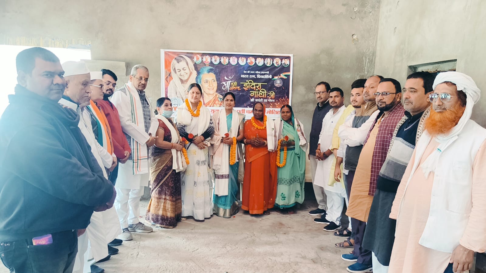 इंदिरा जी के जयंती पर महिला जनप्रतिनिधियो को सम्मानित करते लोग इंदिरा जी के जयंती पर महिला जनप्रतिनिधियो को सम्मानित करते लोग