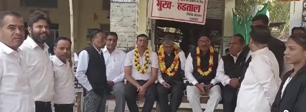 जिला बार एसोसिएशन ने दो पूर्व बार अध्यक्षों टण्डन और राठौड़ को किया निलम्बित