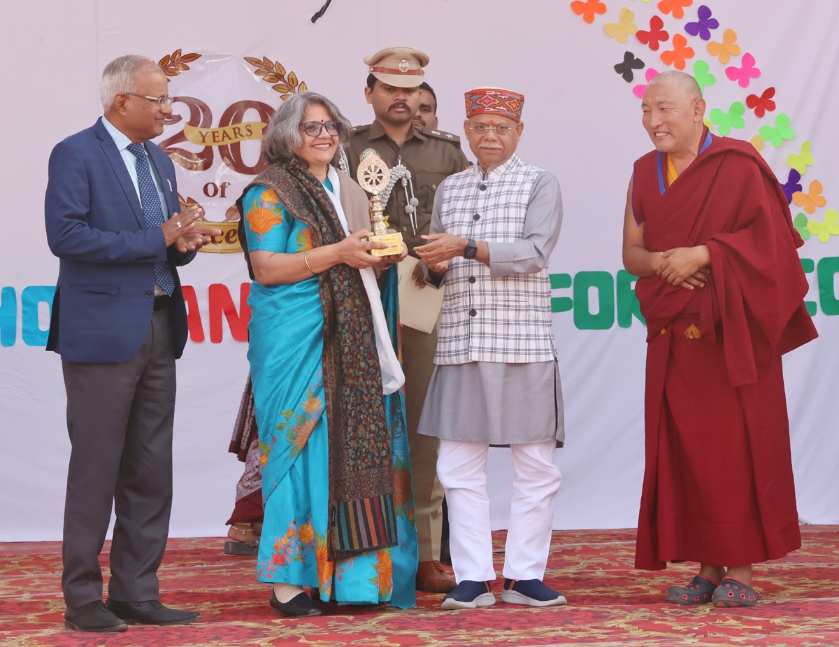 कार्यक्रम के दौरान राज्यपाल लोगों को सम्मानित करते हुए। कार्यक्रम के दौरान राज्यपाल लोगों को सम्मानित करते हुए।