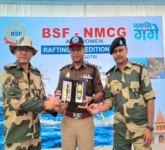 कानपुर: महिला सशक्तिकरण और गंगा नदी संरक्षण अभियान के मौके पर पुलिस आयुक्त अखिल कुमार एवं बीएसएफ के अधिकारियों का छाया चित्र कानपुर: महिला सशक्तिकरण और गंगा नदी संरक्षण अभियान के मौके पर पुलिस आयुक्त अखिल कुमार एवं बीएसएफ के अधिकारियों का छाया चित्र