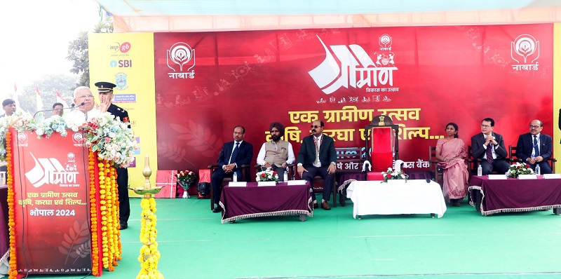 ग्रामीण विकास उत्सव कार्यक्रम को संबोधित करते हुए राज्यपाल मंगुभाई पटेल ग्रामीण विकास उत्सव कार्यक्रम को संबोधित करते हुए राज्यपाल मंगुभाई पटेल