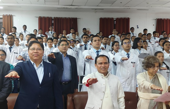 चिकित्सा स्वास्थ्य एवं चिकित्सा शिक्षा मंत्री डॉ. धन सिंह रावत दून मेडिकल कॉलेज में आयोजित ‘चरक शपथ ग्रहण’ समारोह में। चिकित्सा स्वास्थ्य एवं चिकित्सा शिक्षा मंत्री डॉ. धन सिंह रावत दून मेडिकल कॉलेज में आयोजित ‘चरक शपथ ग्रहण’ समारोह में।