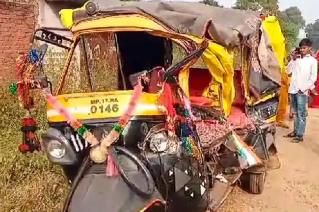 मप्र के सीधी में हादसे के बाद ऑटो मप्र के सीधी में हादसे के बाद ऑटो