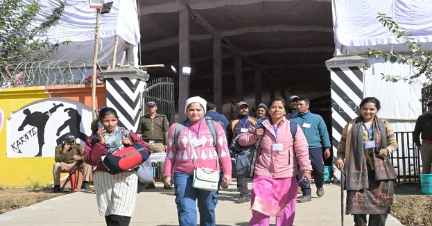 अगस्त्यमुनि क्रीड़ा मैदान से बूथों के लिए रवाना होती पोलिंग पार्टियां अगस्त्यमुनि क्रीड़ा मैदान से बूथों के लिए रवाना होती पोलिंग पार्टियां