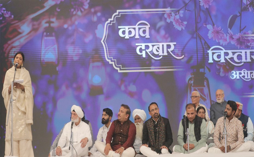 निरंकारी संत समागम के बहुभाषी कवि दरबार में काव्य रचना पढते हुए कवि निरंकारी संत समागम के बहुभाषी कवि दरबार में काव्य रचना पढते हुए कवि