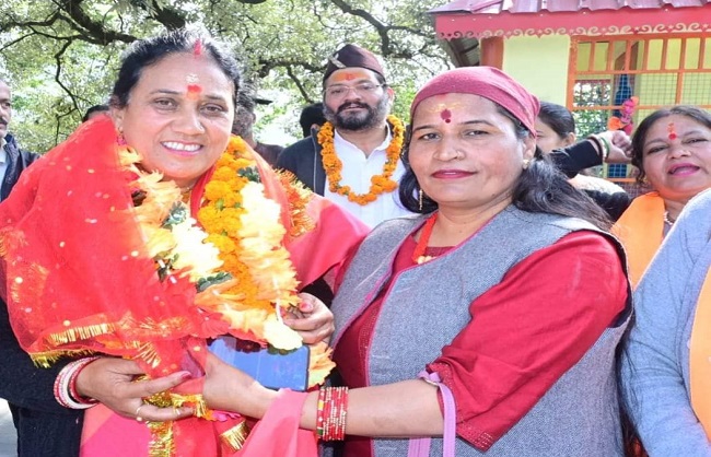 विधानसभा के घर-घर जाकर संपर्क करती भाजपा उम्मीदवार आशा नौटियाल विधानसभा के घर-घर जाकर संपर्क करती भाजपा उम्मीदवार आशा नौटियाल