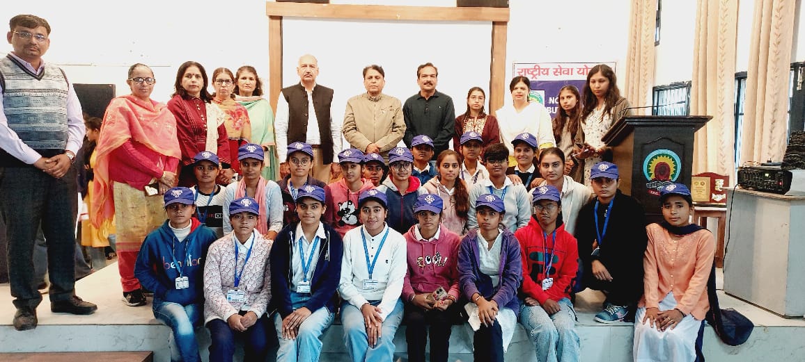 कार्यक्रम में उपस्थित कॉलेज स्टाफ व छात्राएं। कार्यक्रम में उपस्थित कॉलेज स्टाफ व छात्राएं।