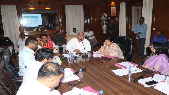 राजस्व अधिकारियों की बैठक राजस्व अधिकारियों की बैठक