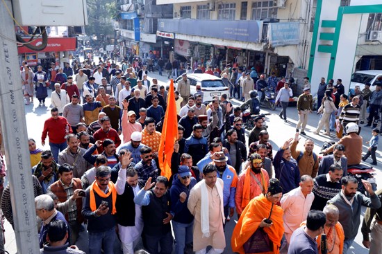 मंडी में प्रदर्शन करते हुए हिंदु संगठनों के प्रतिनिधि। मंडी में प्रदर्शन करते हुए हिंदु संगठनों के प्रतिनिधि।