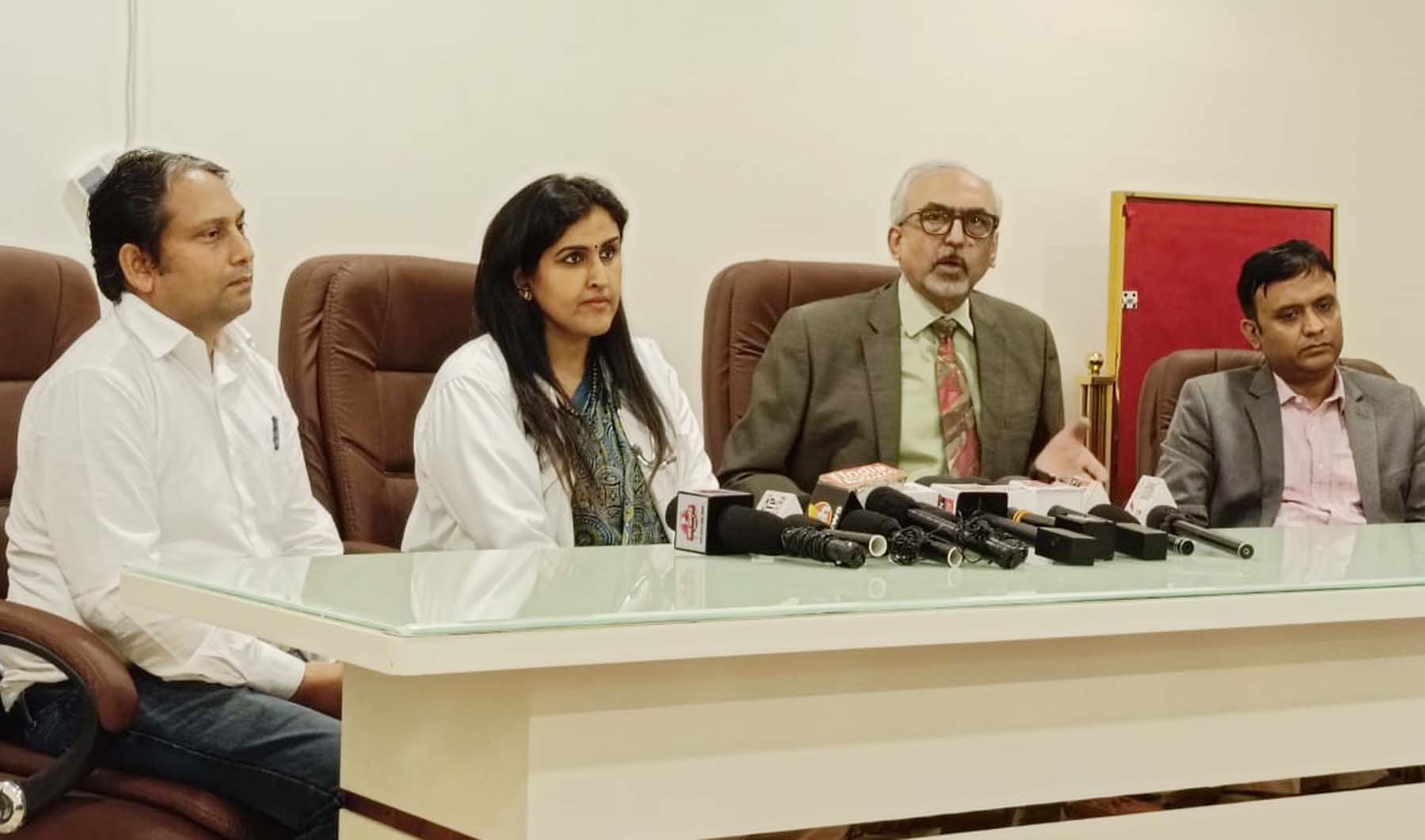 फोटो नंबर-01: गुरुग्राम के पालम विहार स्थित पार्क अस्पताल में पत्रकारों से बात करते सीईओ डा. सतीश चंद्र मिश्रा व अन्य डॉक्टर। फोटो नंबर-01: गुरुग्राम के पालम विहार स्थित पार्क अस्पताल में पत्रकारों से बात करते सीईओ डा. सतीश चंद्र मिश्रा व अन्य डॉक्टर।